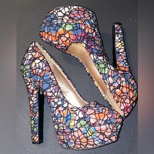 Size 7.5 / 5-6 inch platform pumps.